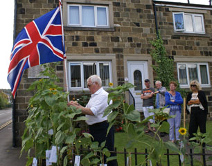 Photo 5  - Great War Centenary - Chairman Tom Towers and Residents of the Jennings